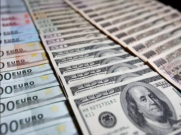 Dolar Tahan Penguatan, Fokus Kebijakan Fed saat Politik Prancis Tekan Euro