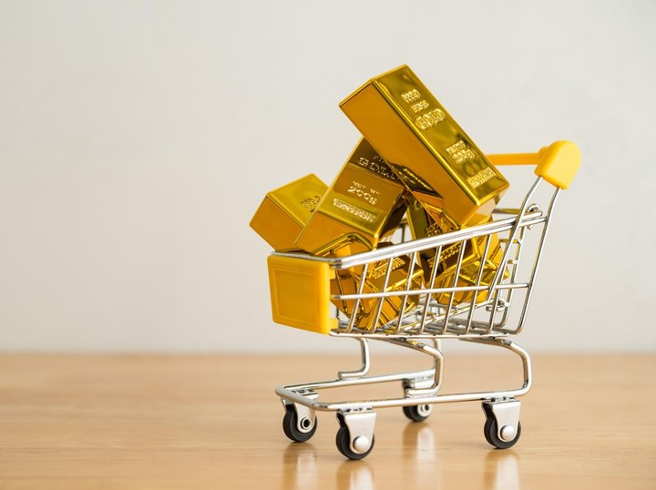 Tarif Trump Bikin Panik, Emas Jadi Incaran